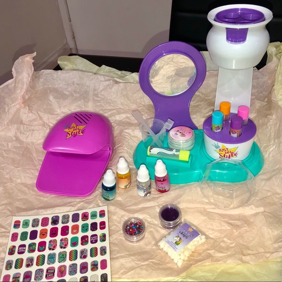 PRICE FIRM Lip balm + Nail studio - Picture 4 of 8